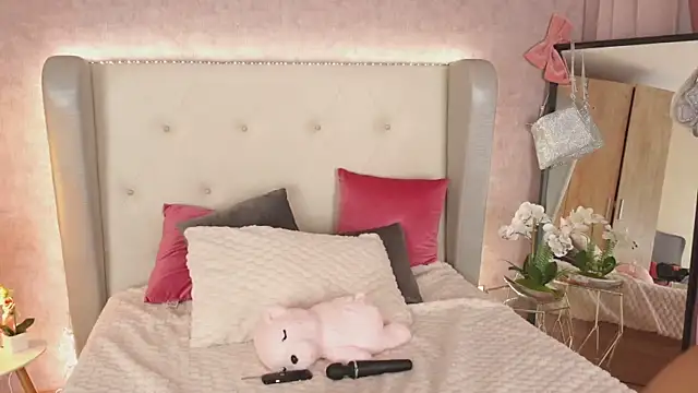 Snapshot of ViolettMoon1 chatting on February 20, 2025, 5:12 am ViolettMoon1 online show from February 20, 2025, 5:12 am