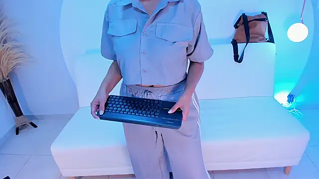 Ada Monroe10 online show from November 11, 2025, 1:22 pm