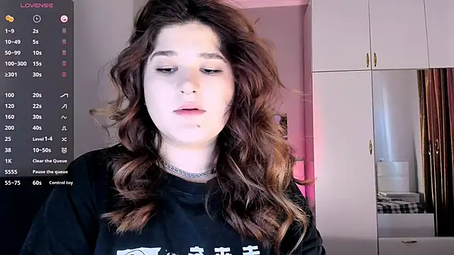 Snapshot of July_Slowdive chatting on February 1, 2025, 12:05 pm July Slowdive online show from February 1, 2025, 12:05 pm