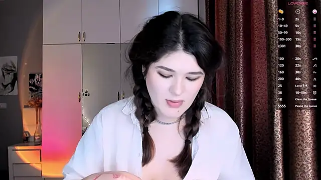 Snapshot of July_Slowdive chatting on March 21, 2025, 10:39 am July Slowdive online show from March 21, 2025, 10:39 am