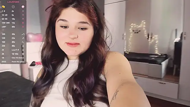 Snapshot of July_Slowdive chatting on October 12, 2025, 11:53 am July Slowdive online show from October 12, 2025, 11:53 am