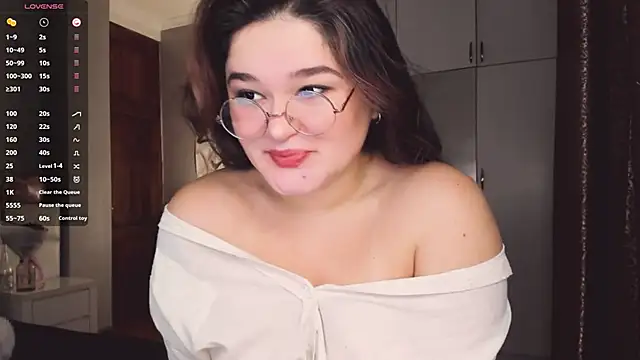 Snapshot of July_Slowdive chatting on November 18, 2025, 5:34 am July Slowdive online show from November 18, 2025, 5:34 am