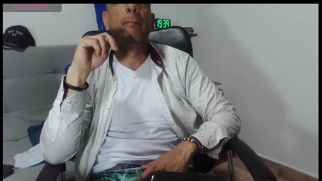 latinmartin73 online show from March 26, 2026, 12:39 am