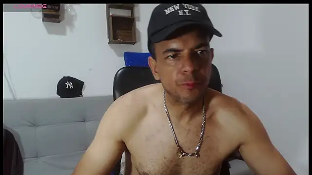 latinmartin73 online show from April 12, 2026, 5:40 pm