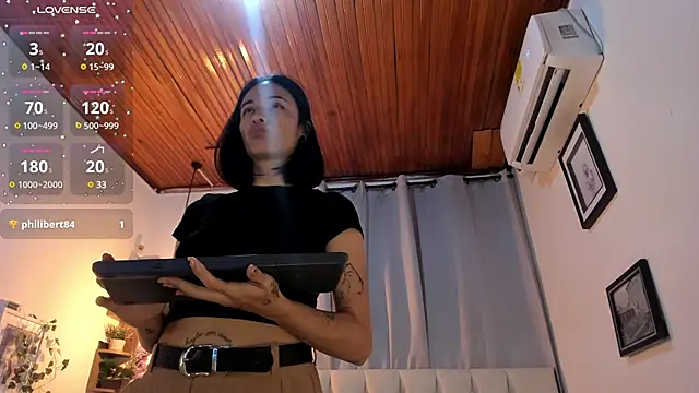 savagequeenbee7 online show from December 17, 2024, 11:17 am