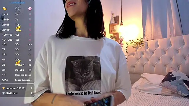 savagequeenbee7 online show from December 26, 2024, 2:05 pm