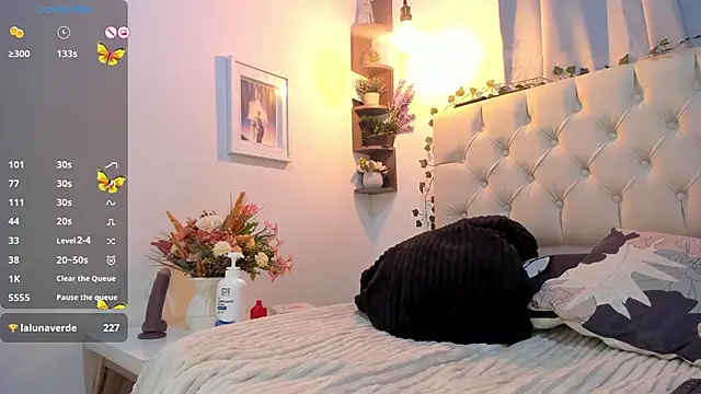 savagequeenbee7 online show from January 1, 2025, 7:43 pm