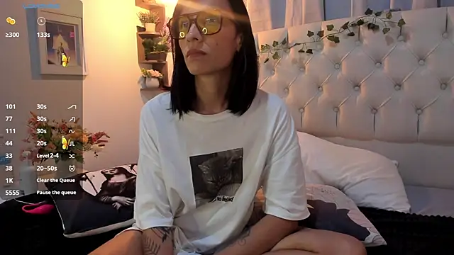 savagequeenbee7 online show from January 6, 2025, 9:54 pm