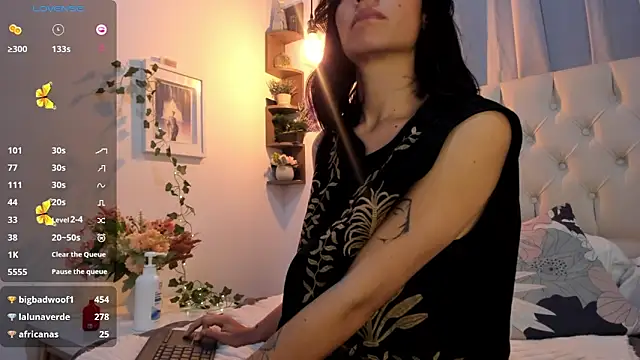 savagequeenbee7 online show from January 11, 2025, 9:04 pm