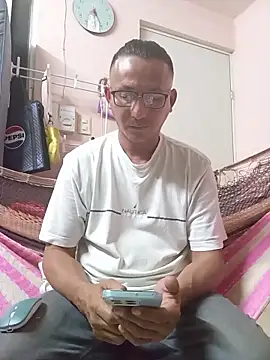 Andresguz35 online show from November 3, 2025, 4:03 am