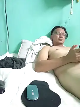 Andresguz35 online show from March 12, 2026, 3:34 am