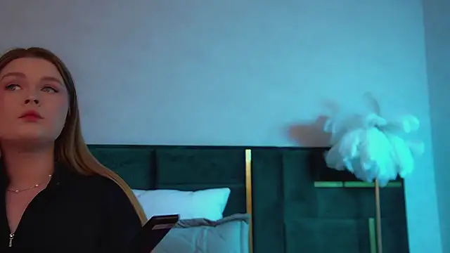 CrystalLyons online show from November 24, 2025, 6:07 pm