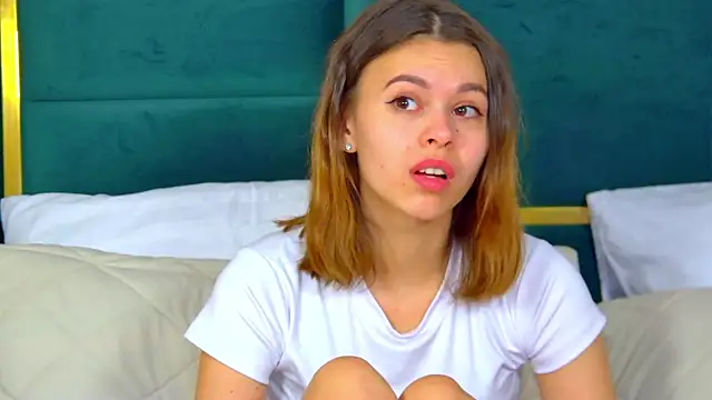 Snapshot of PollyLanders chatting on February 5, 2025, 12:38 pm PollyLanders online show from February 5, 2025, 12:38 pm