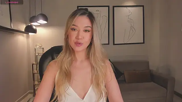 RebeccaHudson online show from April 7, 2026, 7:58 pm