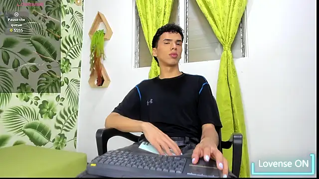 Snapshot of SEANTROYY chatting on February 12, 2025, 4:01 am SEANTROYY online show from February 12, 2025, 4:01 am