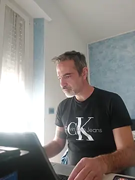 Snapshot of Marcolino183 chatting on March 13, 2025, 9:10 am Marcolino183 online show from March 13, 2025, 9:10 am