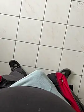 Snapshot of lescoquin2215 chatting on November 21, 2025, 8:35 am lescoquin2215 online show from November 21, 2025, 8:35 am