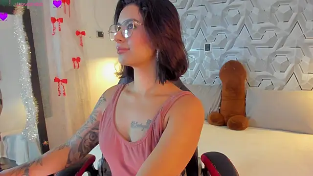 Sophiee Hill online show from April 7, 2026, 7:31 am