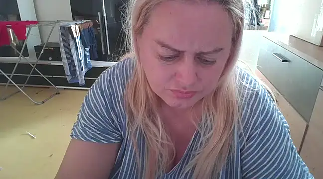 Snapshot of Meliss_Official9 chatting on February 11, 2025, 7:44 am Meliss Official9 online show from February 11, 2025, 7:44 am