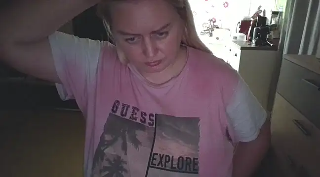 Snapshot of Meliss_Official9 chatting on February 12, 2025, 9:43 pm Meliss Official9 online show from February 12, 2025, 9:43 pm
