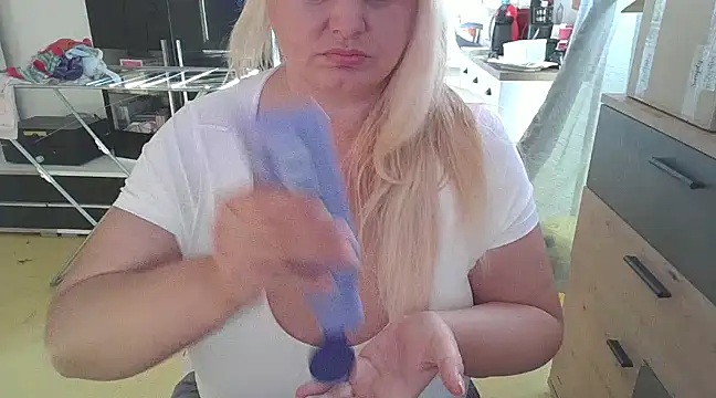 Snapshot of Meliss_Official9 chatting on February 20, 2025, 7:23 am Meliss Official9 online show from February 20, 2025, 7:23 am