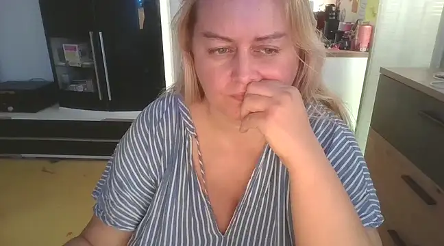 Snapshot of Meliss_Official9 chatting on February 26, 2025, 11:52 am Meliss Official9 online show from February 26, 2025, 11:52 am