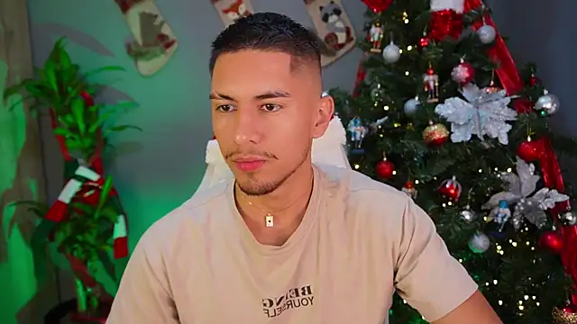 Snapshot of Aaronfox_x chatting on December 26, 2024, 11:24 pm Aaronfox x online show from December 26, 2024, 11:24 pm