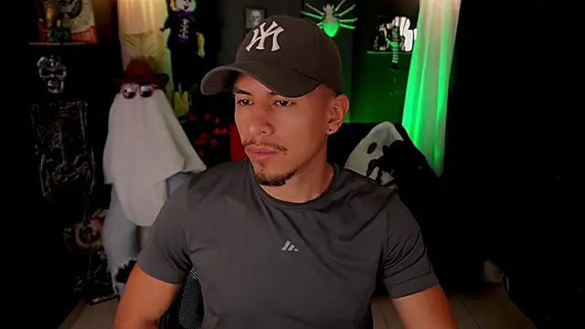 Snapshot of Aaronfox_x chatting on October 24, 2025, 1:35 am Aaronfox x online show from October 24, 2025, 1:35 am