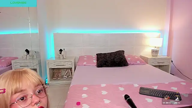 Snapshot of MARCUS_AND_HIKARY chatting on December 19, 2024, 11:35 pm MARCUS AND HIKARY online show from December 19, 2024, 11:35 pm