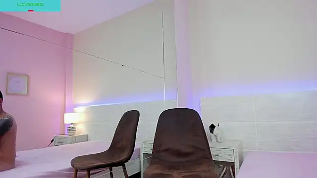 Snapshot of MARCUS_AND_HIKARY chatting on December 20, 2024, 3:31 pm MARCUS AND HIKARY online show from December 20, 2024, 3:31 pm