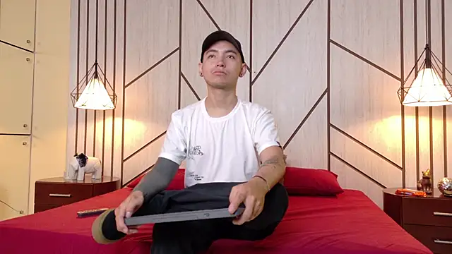 Snapshot of MARCUS_AND_HIKARY chatting on February 13, 2025, 1:15 pm MARCUS AND HIKARY online show from February 13, 2025, 1:15 pm