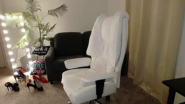 Snapshot of YourMarthaMayer chatting on January 25, 2025, 6:46 pm YourMarthaMayer online show from January 25, 2025, 6:46 pm