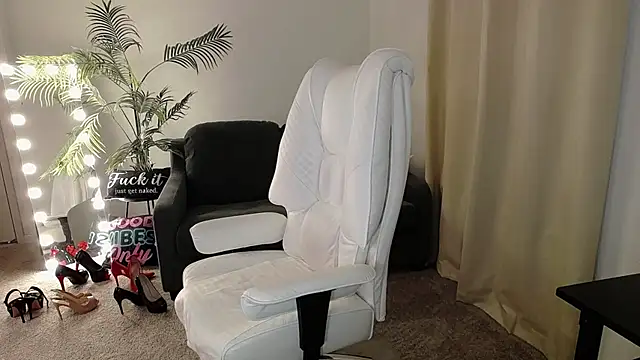 Snapshot of YourMarthaMayer chatting on January 28, 2025, 8:04 pm YourMarthaMayer online show from January 28, 2025, 8:04 pm