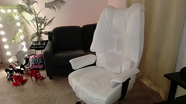 Snapshot of YourMarthaMayer chatting on March 16, 2025, 7:49 pm YourMarthaMayer online show from March 16, 2025, 7:49 pm