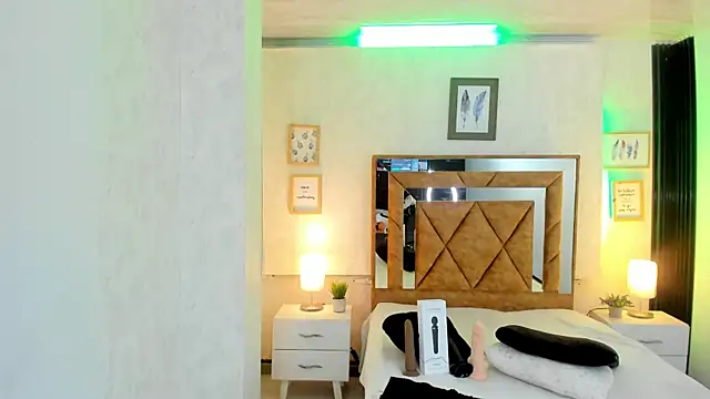 Snapshot of MirandaRossi chatting on January 23, 2025, 2:23 am MirandaRossi online show from January 23, 2025, 2:23 am