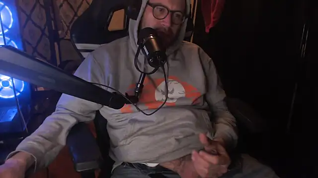 chicostick413 online show from April 17, 2026, 2:47 am