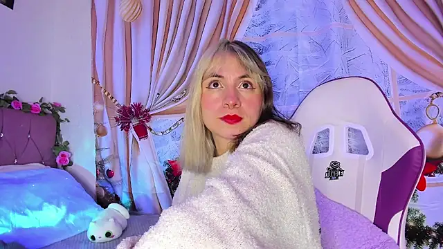 Snapshot of GilaKat chatting on December 24, 2024, 5:27 am GilaKat online show from December 24, 2024, 5:27 am