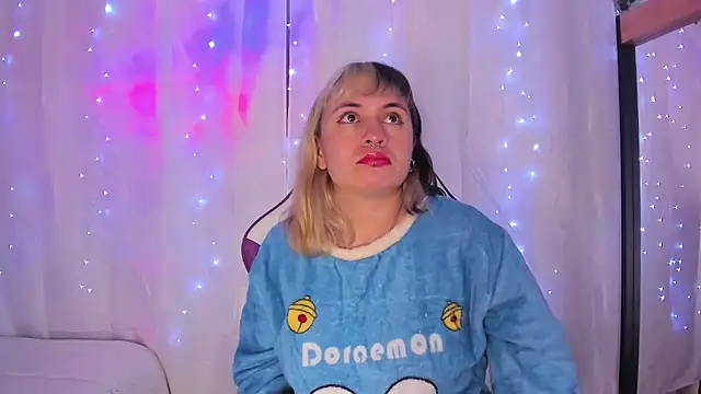 Snapshot of GilaKat chatting on January 15, 2025, 8:09 am GilaKat online show from January 15, 2025, 8:09 am