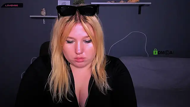 juli kisss online show from October 4, 2025, 6:11 am