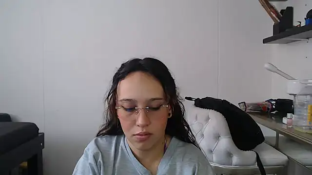 Skarlet Adams28 online show from February 5, 2025, 2:26 pm