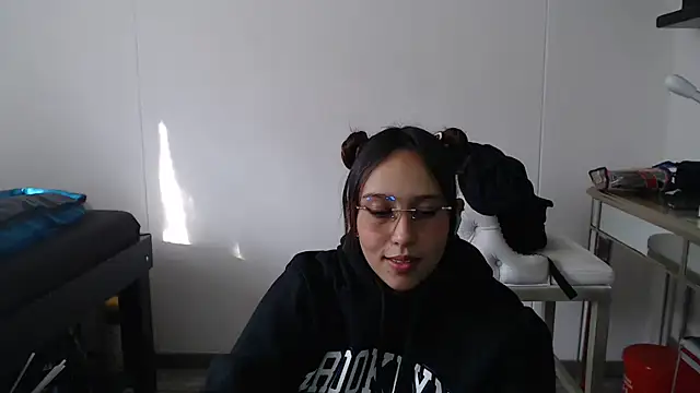 Skarlet Adams28 online show from February 6, 2025, 9:06 pm