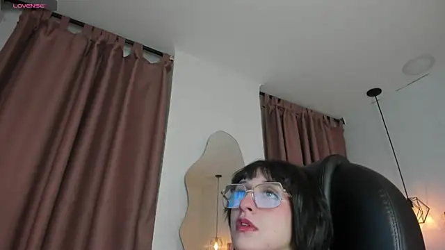 Snapshot of Hannys__cabernet chatting on December 10, 2024, 3:41 am Hannys cabernet online show from December 10, 2024, 3:41 am