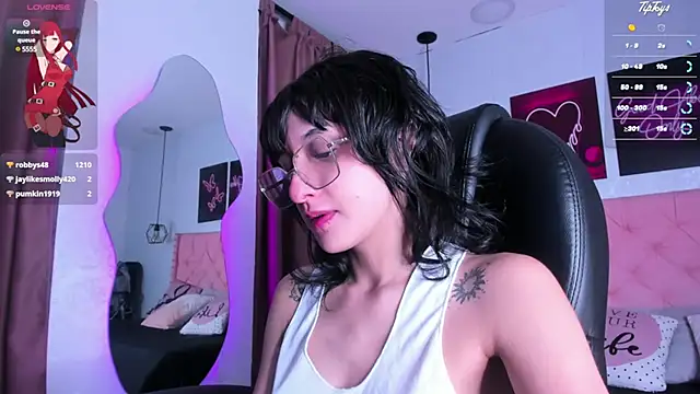 Snapshot of Hannys__cabernet chatting on December 22, 2024, 7:11 am Hannys cabernet online show from December 22, 2024, 7:11 am