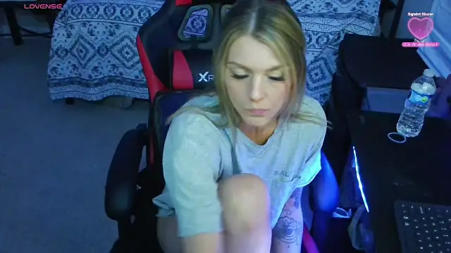 Snapshot of XMeF10 chatting on February 11, 2025, 7:38 pm XMeF10 online show from February 11, 2025, 7:38 pm