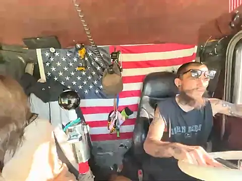 Snapshot of XMeF10 chatting on October 20, 2025, 1:33 pm XMeF10 online show from October 20, 2025, 1:33 pm