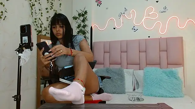 isabela ferrer  online show from March 10, 2026, 1:27 pm