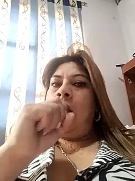 Laura-Hernandez online show from September 30, 2025, 2:55 pm