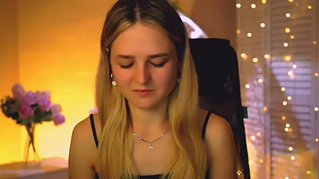 DeboraLarson online show from October 13, 2025, 3:28 am