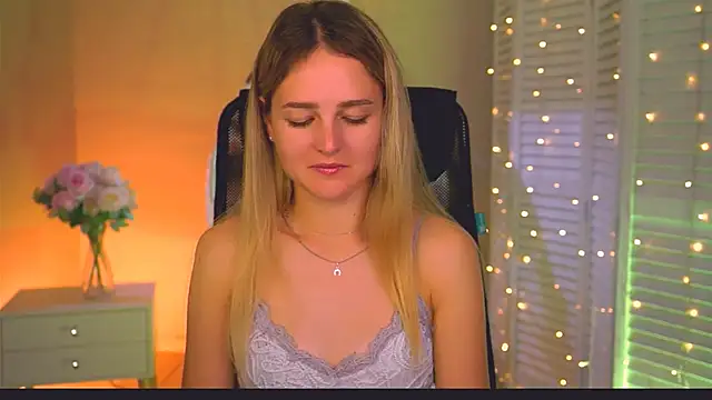 DeboraLarson online show from June 30, 2026, 2:45 am