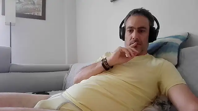 Snapshot of basquehotboy chatting on April 15, 2026, 10:33 am basquehotboy online show from April 15, 2026, 10:33 am
